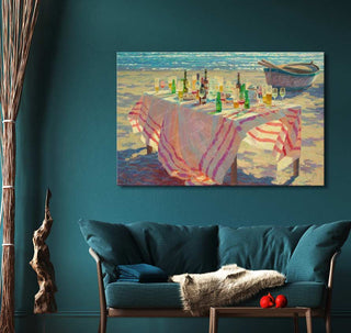 Een hoek van een woonkamer met een schilderij van een strandpicknick, moderne teal bank met vachtkleed, houten bijzettafel en decoratieve rode objecten.