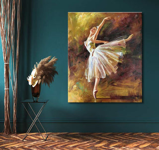 Olieverfschilderij van ballerina in witte tutu in arabesque, aan teal muur. Zwart bijzettafeltje met vaas en pampasgras ernaast. Geschikt voor interieurontwerp.