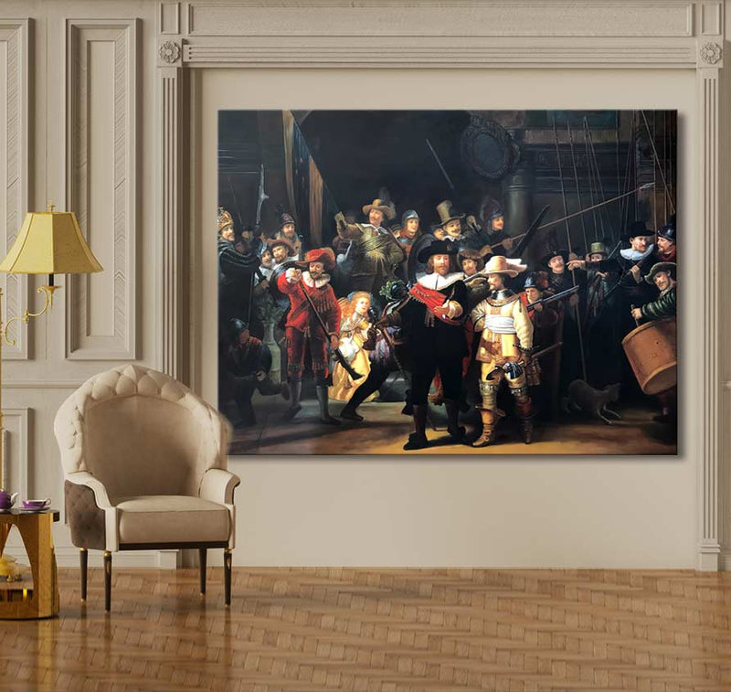 Gezellig ingerichte ruimte met Rembrandts De Nachtwacht, beige fauteuil, bijzettafel met theeservies en klassieke lamp, op visgraat houten vloer.