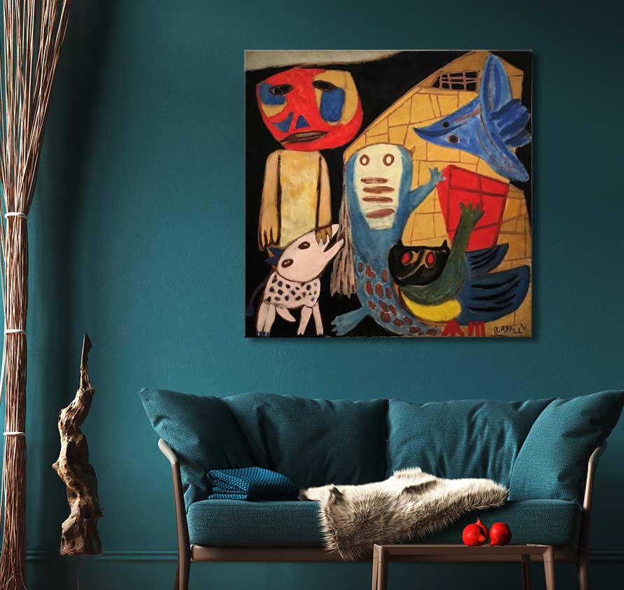 Teal-woonkamer met bank, abstract schilderij van een rode figuur, gestippeld dier, blauwe geest, vogel en UFO, houten tafel met drie rode appels.