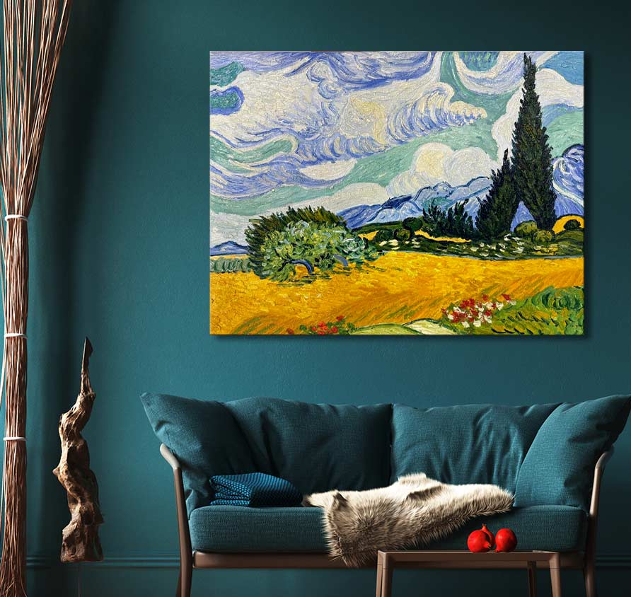 Stijlvolle woonkamer met een olieverfschilderij van Van Gogh's stijl. Teal sofa, bontplaid, twee rode decoratieve appels. Geschikt voor interieurontwerp.