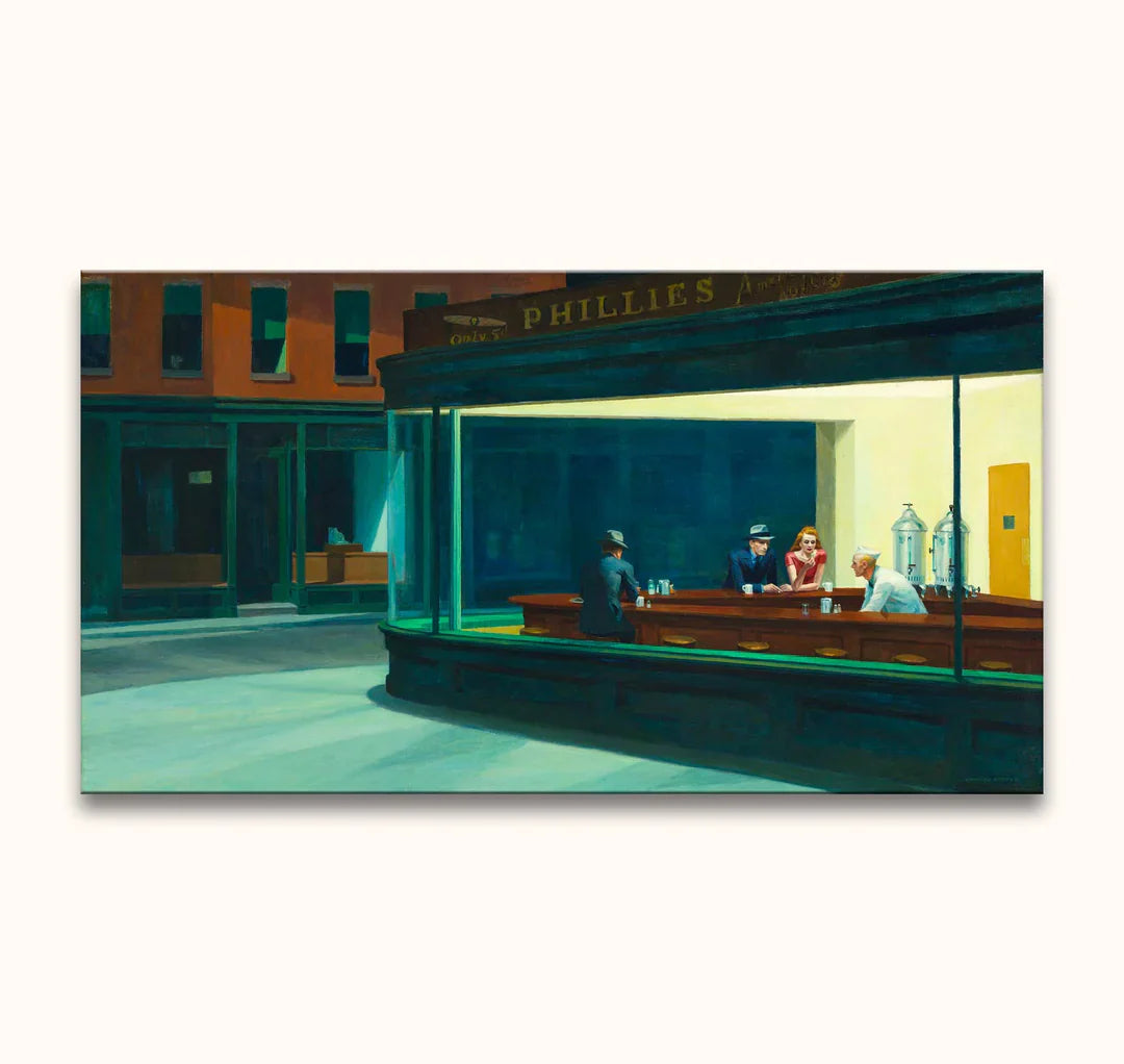 Drie mensen in een verlicht nachtdiner, gezien van buiten – geïnspireerd op Edward Hopper. Server in wit jasje. Olieverf op doek.