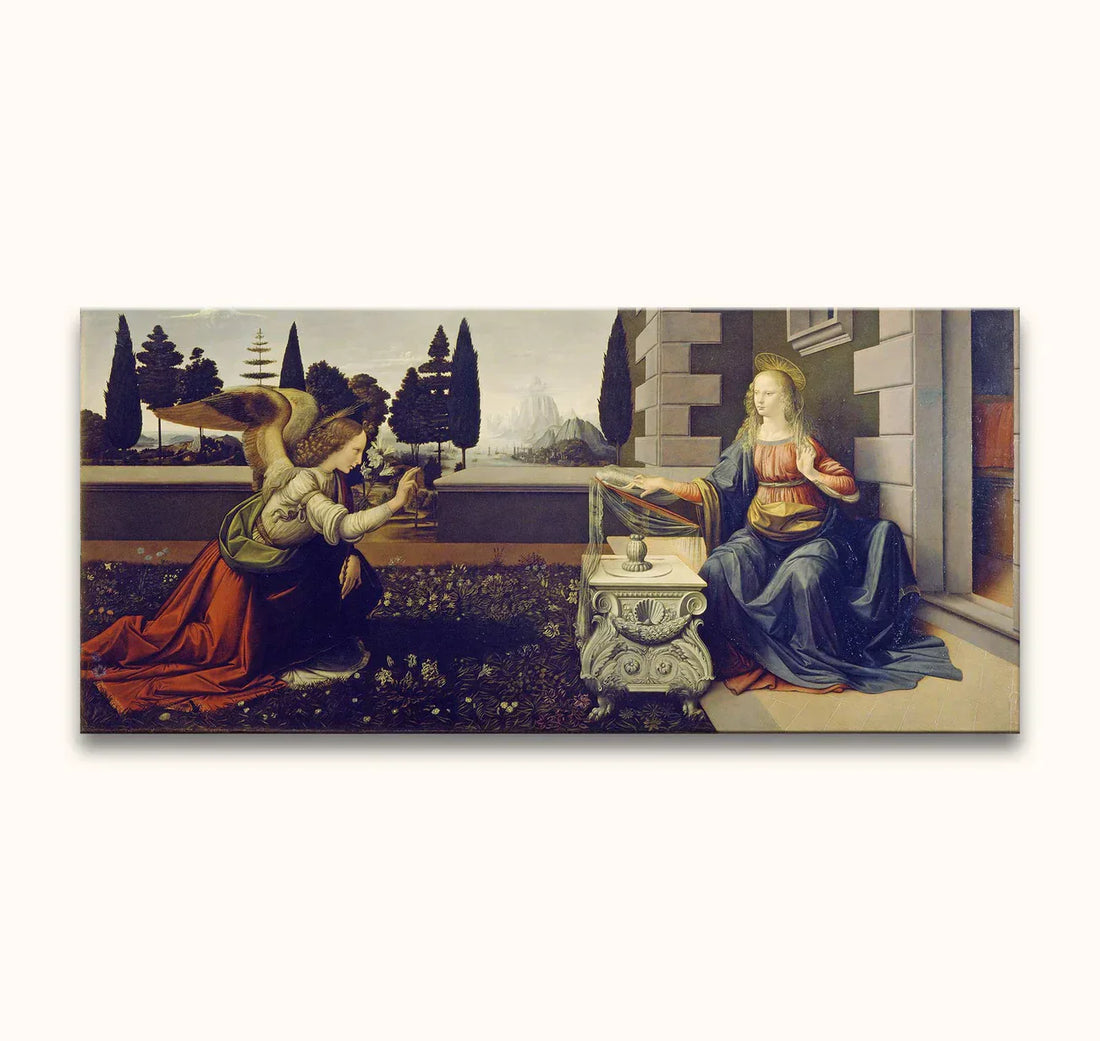 De Aankondiging: Engel Gabriël knielt met lelie voor Maria, zittend in portiek. Achter hen Italiaans landschap. Olieverf, renaissance stijl.