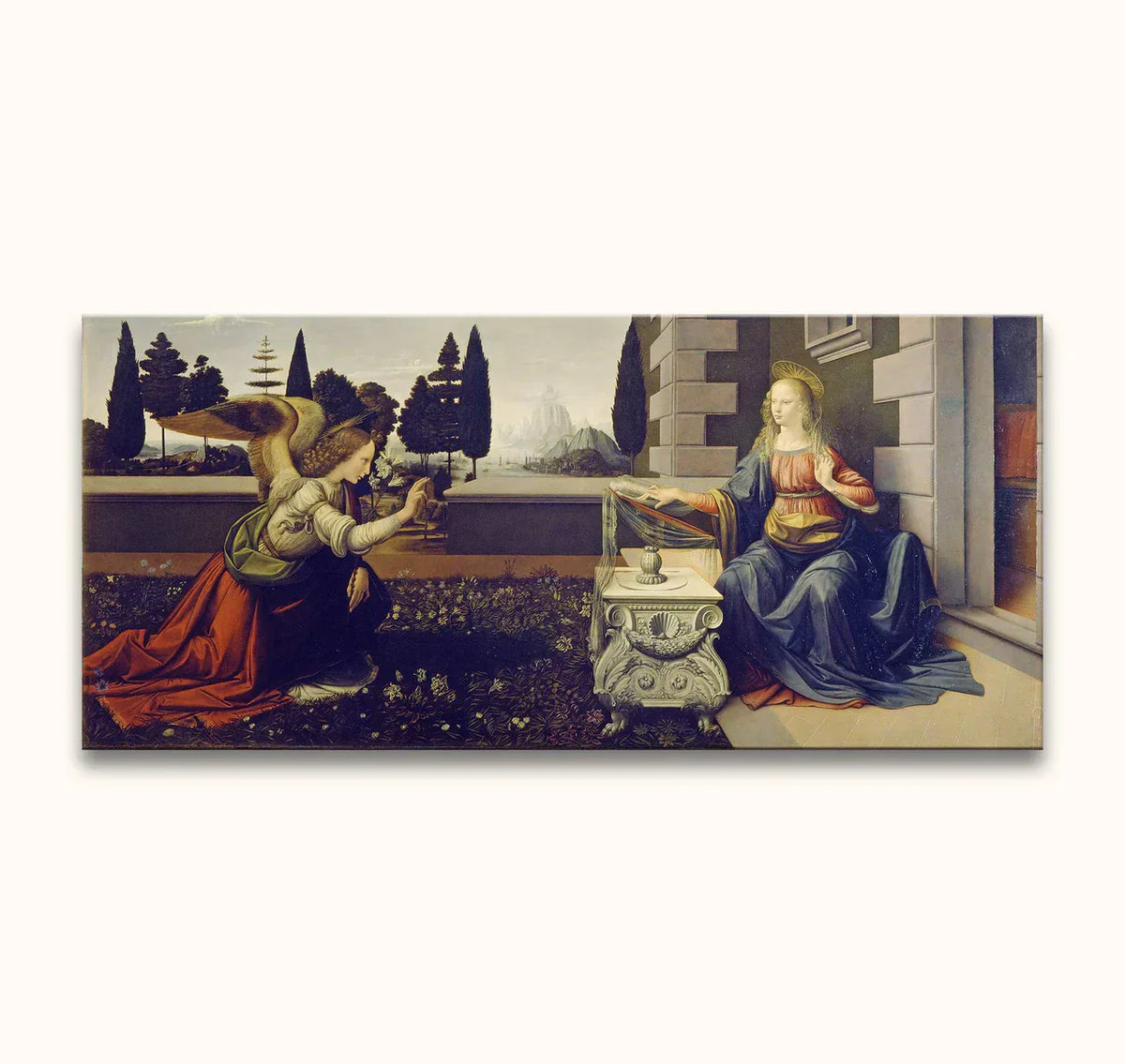 De Aankondiging: Engel Gabriël knielt met lelie voor Maria, zittend in portiek. Achter hen Italiaans landschap. Olieverf, renaissance stijl.