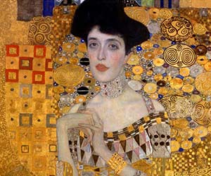 Portret van een zittende vrouw in een goud en juweel getint gewaad, met geometrische motieven en sieraden, omgeven door mozaïekachtige goudpatronen.