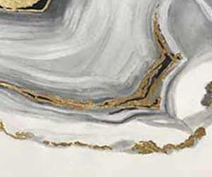 Close-up van een abstract geode-stijl kunstwerk met grijze en witte lagen, gouden accenten. Handgeschilderd, modern design, ideaal voor interieurontwerp.
