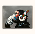 Aap in denkpose met koptelefoon, geschilderd door Banksy. Pop-art stijl, olieverf op canvas. Geschikt voor interieurontwerp. Ready to hang.