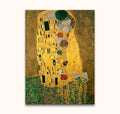 Gustav Klimt – De Kus (60x90cm): Hand-painted couple in embrace on gold-patterned robes, kneeling on meadow. High-quality oil on museum-grade canvas, ready to hang.