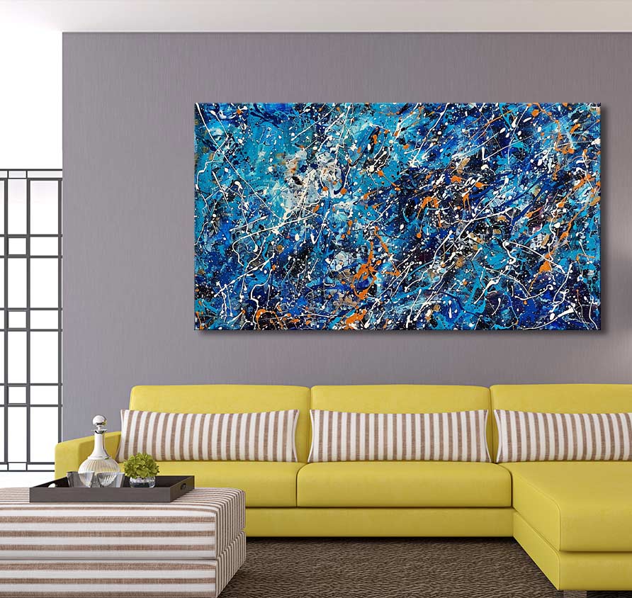 Jackson Pollock signature – Ocean Light: Abstract schilderij met blauwe tinten boven gele bank, met decoratieve elementen, in moderne woonkamer. Geschilderd op museumkwaliteit canvas.