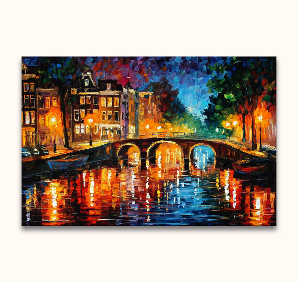 Brug over de Prinsengracht - In de stijl van Leonid Afremov: Handgeschilderd olieverfschilderij van een nachtelijk stadsgezicht met verlichte brug en kleurrijke waterreflecties.