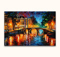 Brug over de Prinsengracht - In de stijl van Leonid Afremov: Handgeschilderd olieverfschilderij van een nachtelijk stadsgezicht met verlichte brug en kleurrijke waterreflecties.