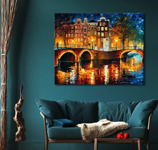 Reguliersgracht - In de stijl van Leonid Afremov, olieverfschilderij van een nachtelijk Amsterdams stadsgezicht, met bruggen en lampen, boven een blauwe tweezitsbank.