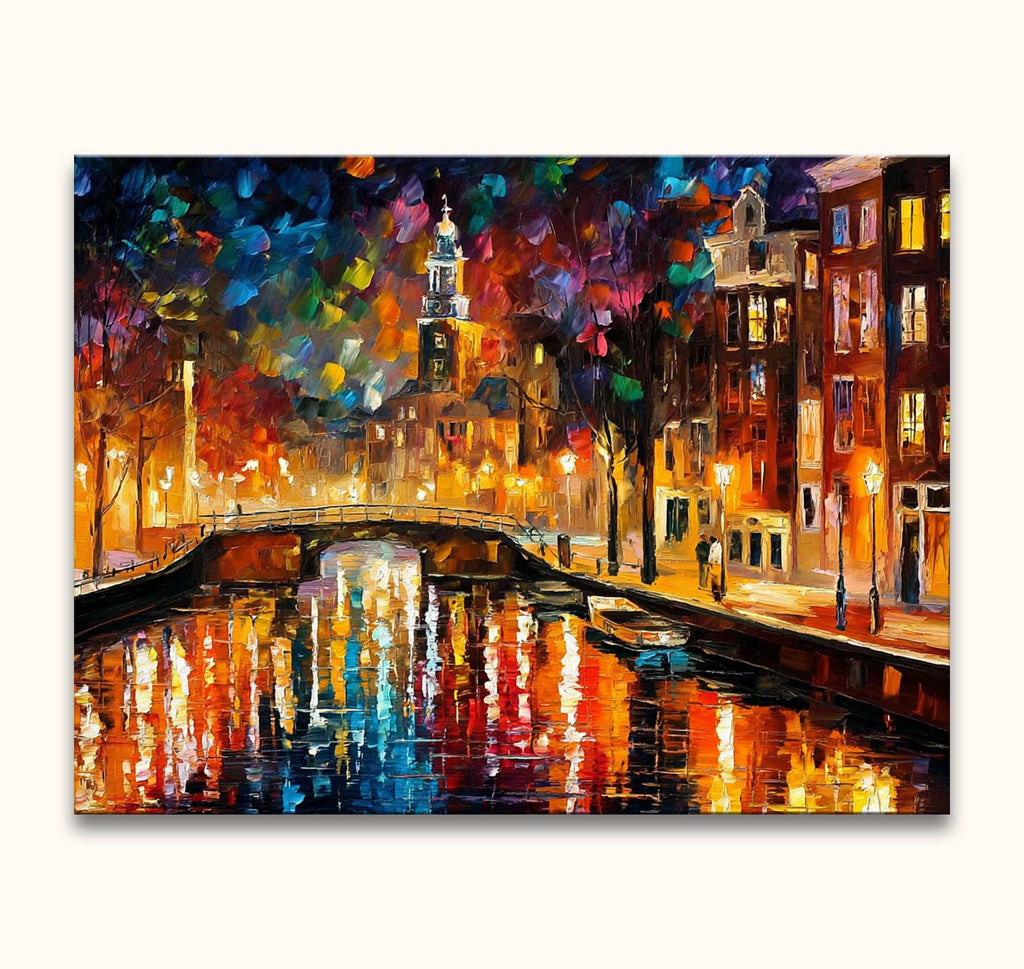 Schilderij Prinsengracht in Leonid Afremov-stijl; impressionistisch nachtelijk stadsgezicht met brug, huizen en boot. Handgeschilderd, hoogwaardig olieverf op canvas.