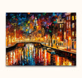 Schilderij Prinsengracht in Leonid Afremov-stijl; impressionistisch nachtelijk stadsgezicht met brug, huizen en boot. Handgeschilderd, hoogwaardig olieverf op canvas.