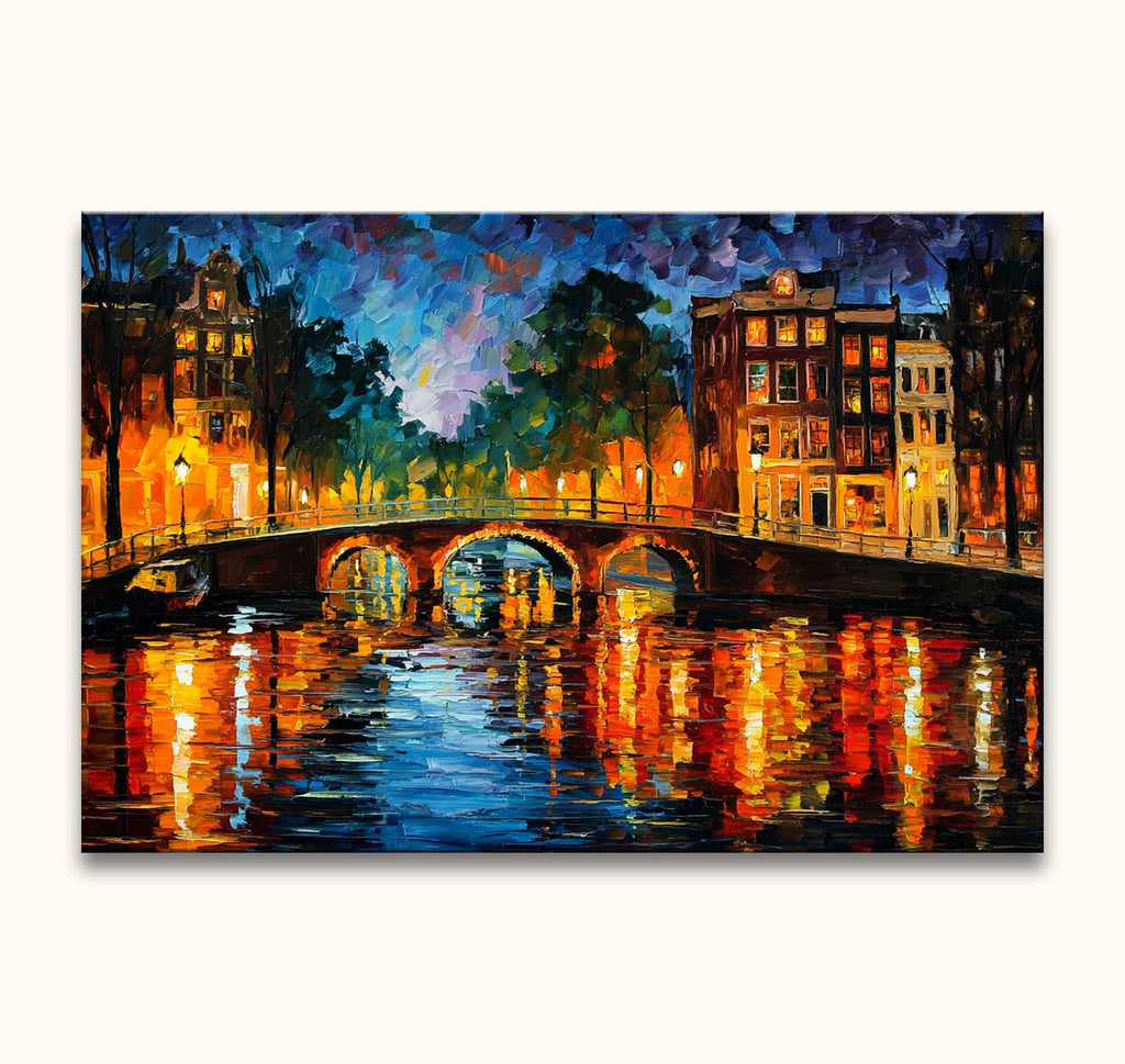 Nachtelijk kanaal met boogbrug, verlichte grachtenpanden en reflecties, olieverf in Leonid Afremov-stijl. Handgeschilderd schilderij 'Keizersgracht' van Grootmeesters.
