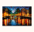 Nachtelijk kanaal met boogbrug, verlichte grachtenpanden en reflecties, olieverf in Leonid Afremov-stijl. Handgeschilderd schilderij 'Keizersgracht' van Grootmeesters.