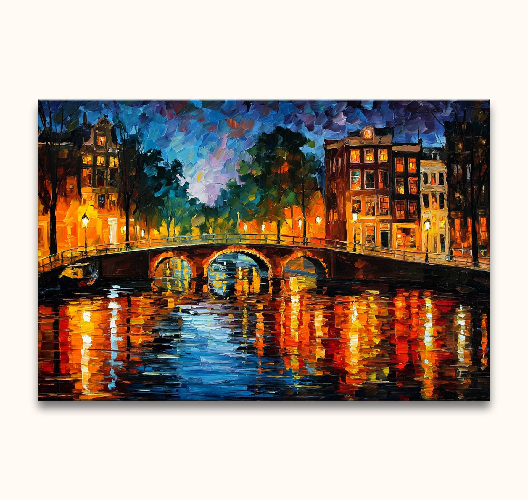Nachtelijk kanaal met boogbrug, verlichte grachtenpanden en reflecties, olieverf in Leonid Afremov-stijl. Handgeschilderd schilderij 'Keizersgracht' van Grootmeesters.