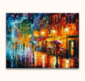 Regenachtige stadsavond met kleurrijke reflecties, wandelaars met paraplu's. Olieverf schilderij 'Rainy Main Street' in Leonid Afremov-stijl, handgeschilderd door Grootmeesters, klaar om op te hangen.