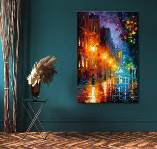 Mystery Night - In de stijl van Leonid Afremov. Impressionistisch schilderij van een regenachtige stad straat bij nacht, met straatlantaarns reflecterend in natte trottoirs. 