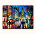 Impasto-stijl schilderij 'Raadhuisstraat' met vintage auto's, neonlichten en kloktoren. Geïnspireerd door Leonid Afremov. Geschilderd door Grootmeesters.