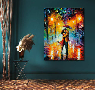 Handgeschilderd schilderij 'Dance under the Rain' in de stijl van Leonid Afremov; een koppel onder paraplu in een moderne interieursetting met pampasgras.