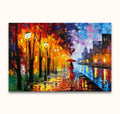 Vrouw in rode jas loopt langs rivierpromenade met herfstbomen, geïnspireerd door Leonid Afremov. Oorspronkelijk olieverfschilderij 'Stad aan het Meer', opgezet in museumkwaliteit.
