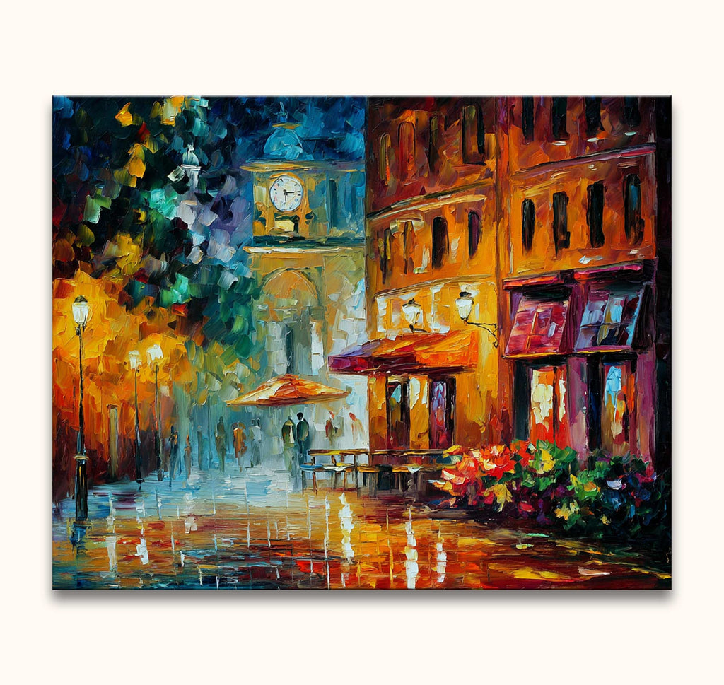 Stadsscène bij schemering met natte straatstenen, café en wandelaars. Impressionistisch olieverfschilderij 'Closing Time' in de stijl van Leonid Afremov.