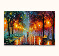 Schilderij 'Rainy Park' in de stijl van Leonid Afremov: stel centraal een stel met rode paraplu, omgeven door kleurrijke bomen en lantaarns, op een natte parkweg.