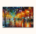 Regenachtige winkelstraat met mensen onder paraplu's, geïnspireerd door Leonid Afremov. Olieverfschilderij van Grootmeesters op gespannen canvas, klaar om op te hangen.