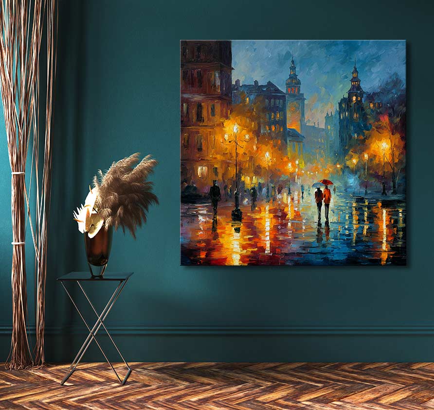'Love from Hamburg' schilderij in Leonid Afremov-stijl; impressionistisch stadsbeeld met wandelende silhouetten en paraplu, opgehangen tegen diepgroene muur, naast pampasgras en decoratieve takken.