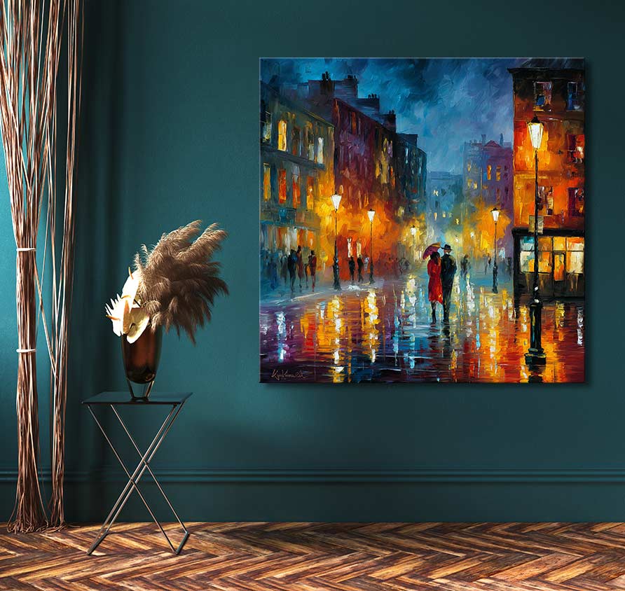 Impressionistisch olieverfschilderij 'Love from London' met regenachtige stadsavond, hangend aan een teal muur, inclusief een zwart bijzettafeltje met pampasgras.