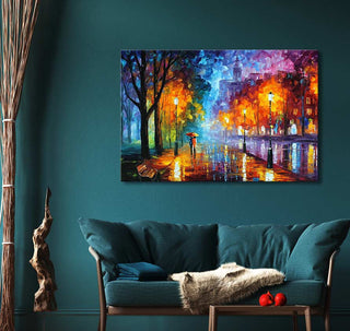 Origineel schilderij 'Herfstlicht' in stijl van Leonid Afremov; impressionistisch park met regen en lichten, opgehangen boven een teal bank. Geschilderd op doek, klaar om op te hangen.