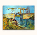 Vincent van Gogh - Pont Langlois in Arles: Een olieverfschilderij met een houten ophaalbrug, paard en wagen, en vrouwen bij het water, in impressionistische stijl.