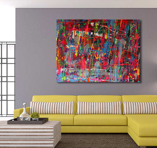 Jackson Pollock signature - Night Lights schilderij toont expressieve, kleurrijke abstractie boven een moderne gele bank in een eigentijdse woonkamer, perfect voor kunstliefhebbers.