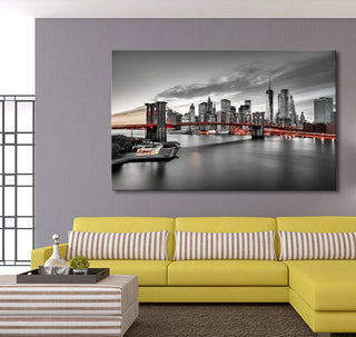 Brooklyn Bridge - Olieverf op canvas: A realistic painting of the illuminated Brooklyn Bridge skyline on a modern living room wall, enhancing urban interior design.
