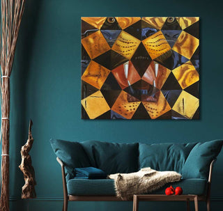 Salvador Dali signature - Koningstijger: A bold geometric painting depicting a snarling big cat face, displayed above a teal sofa in a modern living room scene.