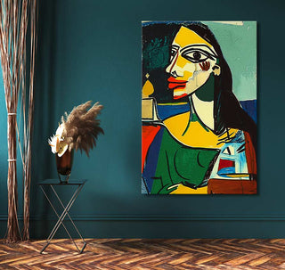 Moderne abstracte olieverfschilderij van een vrouw in kubistische stijl, geïnspireerd door Picasso's Mona Lisa, opgehangen in een gestileerde interieursetting met minimalistische accenten.