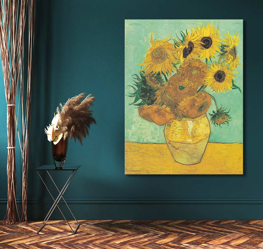 Vincent van Gogh - Twaalf Zonnebloemen in een Vaas, impressionistisch olieverfschilderij op houten frame, naast vaas met gedroogd gras op zwarte bijzettafel.
