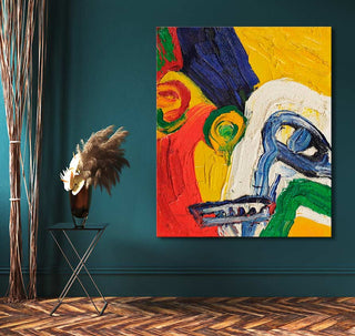 Abstract Gezicht - Olieverf op canvas: A high-quality abstract painting with a stylized face in bold impasto, displayed in a modern interior setting.