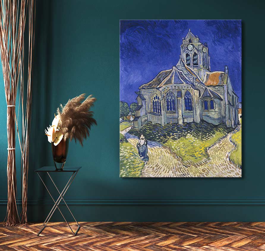 Vincent van Gogh - Kerk van Auvers hangt boven een modern tafereel met een metalen bijzettafel en vaas met gedroogde grassen, tegen een diepe teal-groene muur.