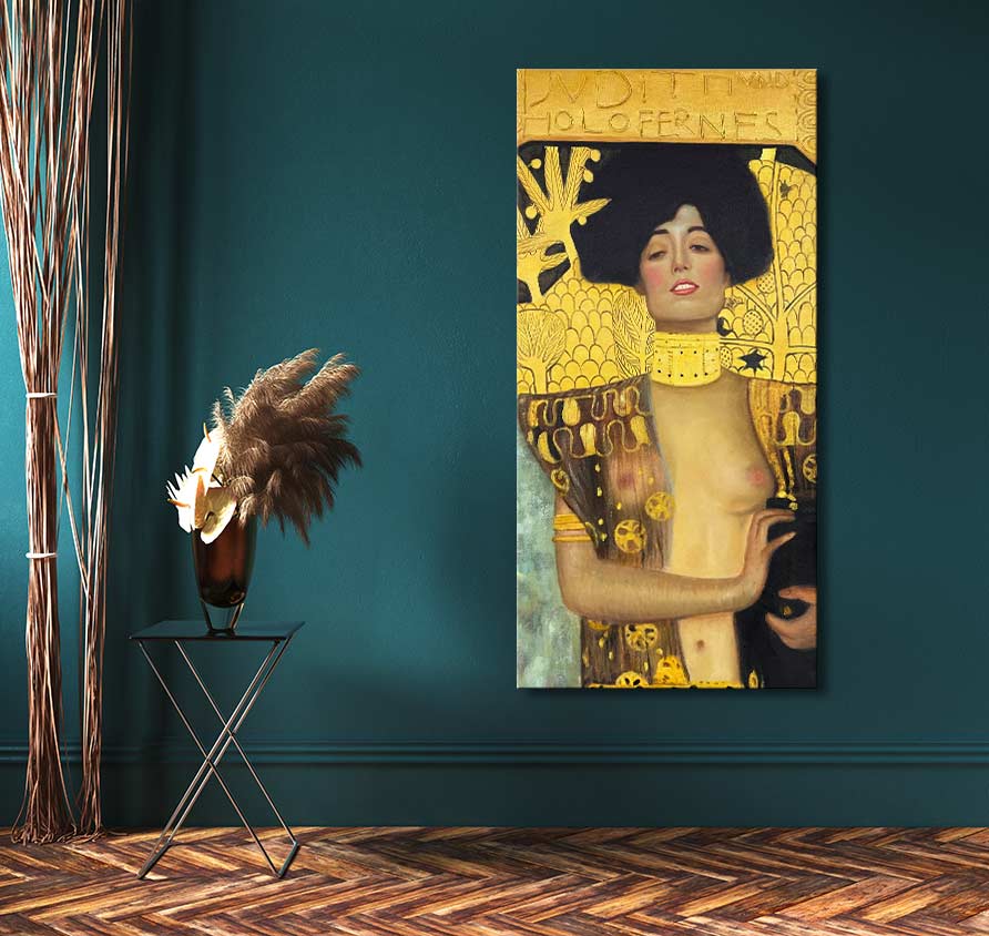 Gustav Klimt's Adele Danae, handgeschilderd op canvas, met gouden en expressieve kleuren. Opgehangen in een modern interieur met pampasgras en decoratieve takken.