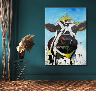 Olieverfschilderij Koe - Olieverf op canvas: Abstracte koeienkop, herkauwend, tegen blauwe achtergrond. Geplaatst op houten frame, klaar om op te hangen.