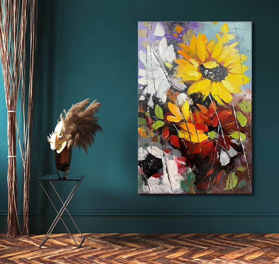 Handgeschilderd schilderij 'Bloemen uit Lissabon' (60x90cm) met een gele zonnebloem en kleurrijke bloemen, olieverf op canvas, hangt aan een teal muur.
