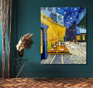 Vincent van Gogh - Caféterras bij Nacht, handgeschilderd olieverfschilderij, hangt aan een teal muur met moderne inrichting; perfect voor kunstliefhebbers.