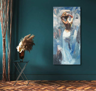 Verleidster in Wit - Olieverf op canvas: Abstracte voorstelling van vrouw van achteren, armen omhoog, op diep teal-muur met moderne interieuraccenten. Geschilderd met museumkwaliteit.