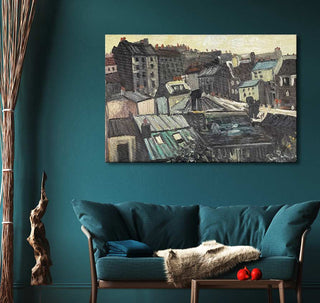 Vincent van Gogh - Daken in Parijs olieverfschilderij boven een teal tweezitsbank in een woonkamer. Impressionistische weergave van Parijse daken, zonder lijst vereist.