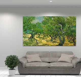 Vincent van Gogh - Olijfboomgaard: Handgeschilderd olieverfschilderij van een olijfboomgaard, impressionistische stijl, opgehangen boven een moderne grijze bank in een minimalistisch interieur.