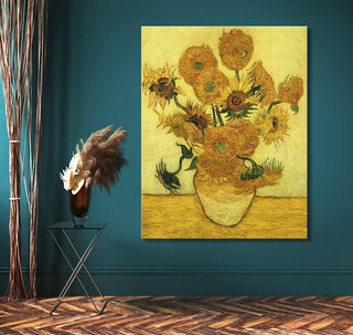 Vincent van Gogh - Vaas met Vijftien Zonnebloemen, olieverfschilderij in houten lijst op diep groene muur, naast zwarte bijzettafel met pampasgras en houten vloer.