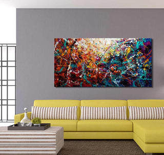 Jackson Pollock signature - Morning Sun, handgeschilderd olieverfschilderij met dynamische kleuren op een muur boven een gele L-bank, biedt expressieve abstracte kunst voor elk interieur.