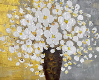 Witte Bloemen in Vaas – Dikke olieverf op canvas: Impasto schilderij van witte bloemen in een bruine vaas, met een textuurrijke pastel achtergrond.